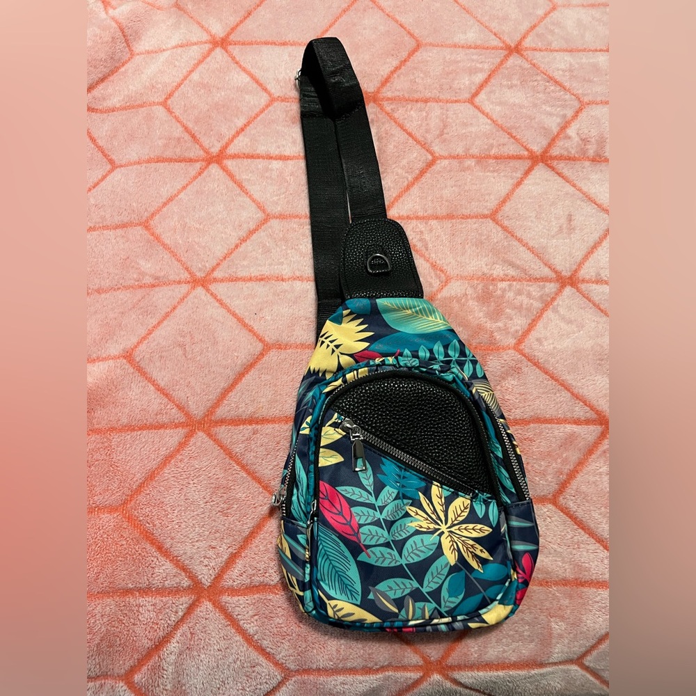Tropical Leaf Sling Bag 🌴NWOT🌴